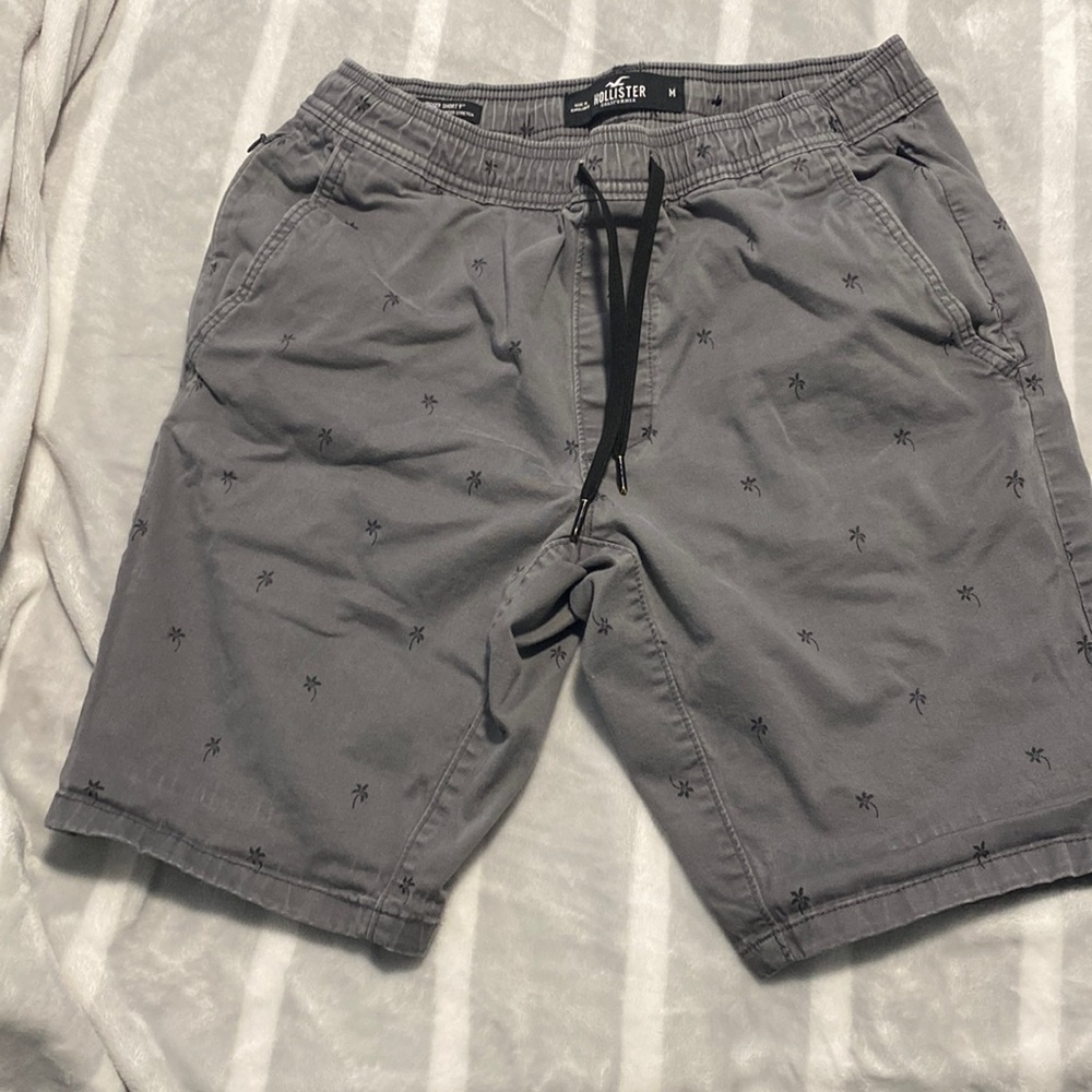 I am selling a gray shorts from Hollister the size is a M